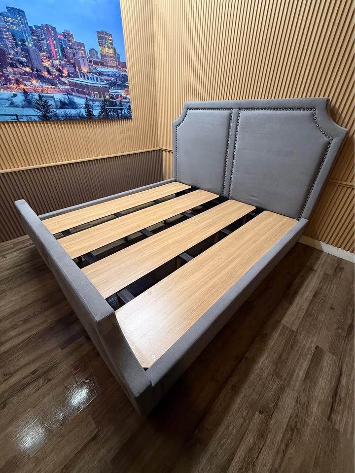Thomasville Upholstered King Bedframe - Image 6
